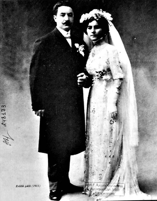 Hochzeitsfoto der Tağızadəs, 1911. Quelle: Tağı, S. 17.